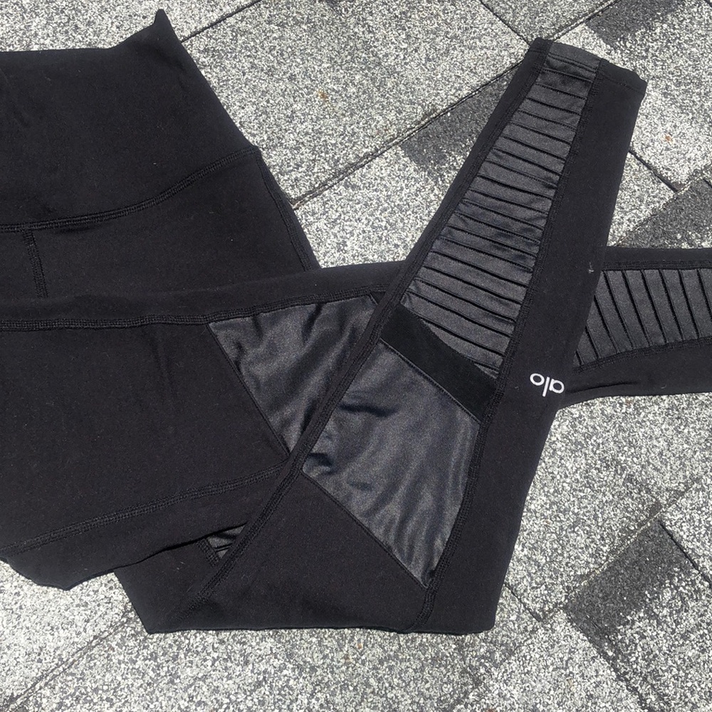ALO YOGA MOTO LEGGINGS